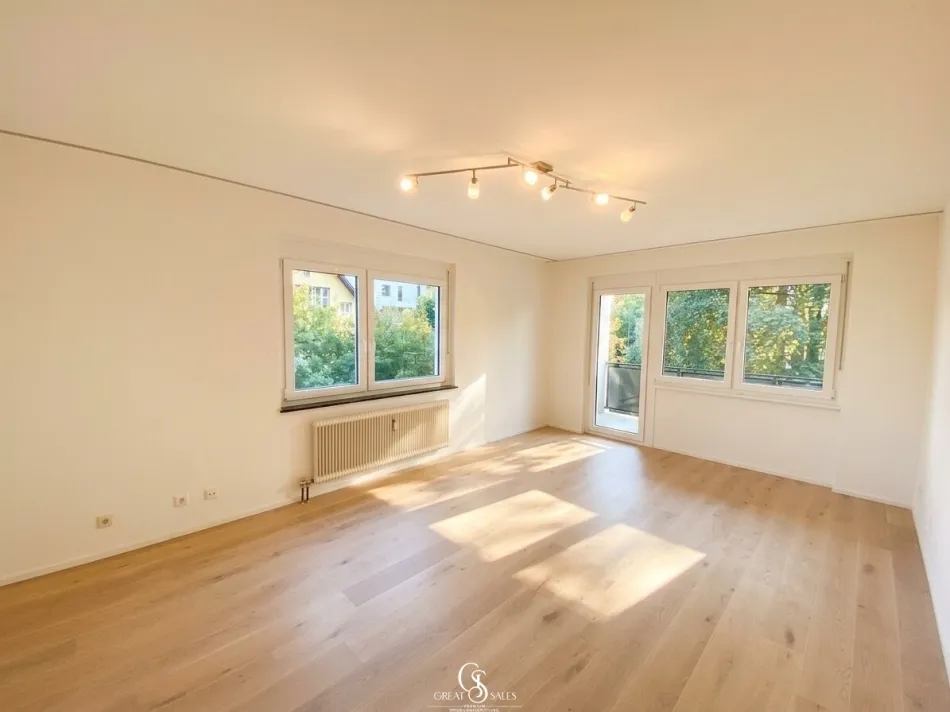 Lichtdurchflutetes Wohnzimmer mit direktem Loggiazugang