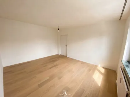 Helles- und großzügiges Schlafzimmer mit Blick ins Grüne