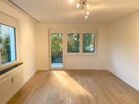 Lichtdurchflutetes Wohnzimmer mit direktem Loggiazugang