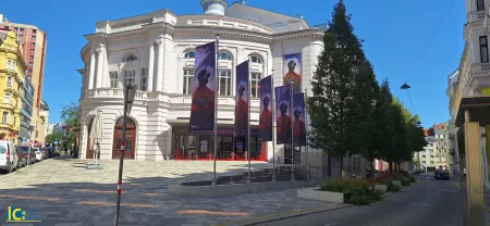 Das Raimundtheater ganz nah, verkehrsberuhigete, begrünte Wohnumgebung