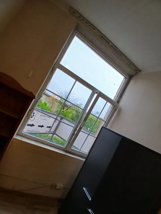 PROVISIONSFREI!!! Vielseitig nutzbarer Raum im Industriegebiet – ca. 15 m² mit großem Fenster D8 - Bild