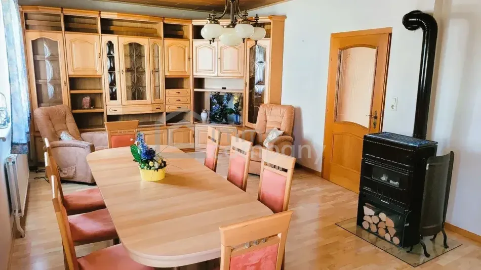 Charmantes Einfamilienhaus & Lagerhalle mit Garten, Balkon und Garage in Winden am See – 379.000 € - Titelbild