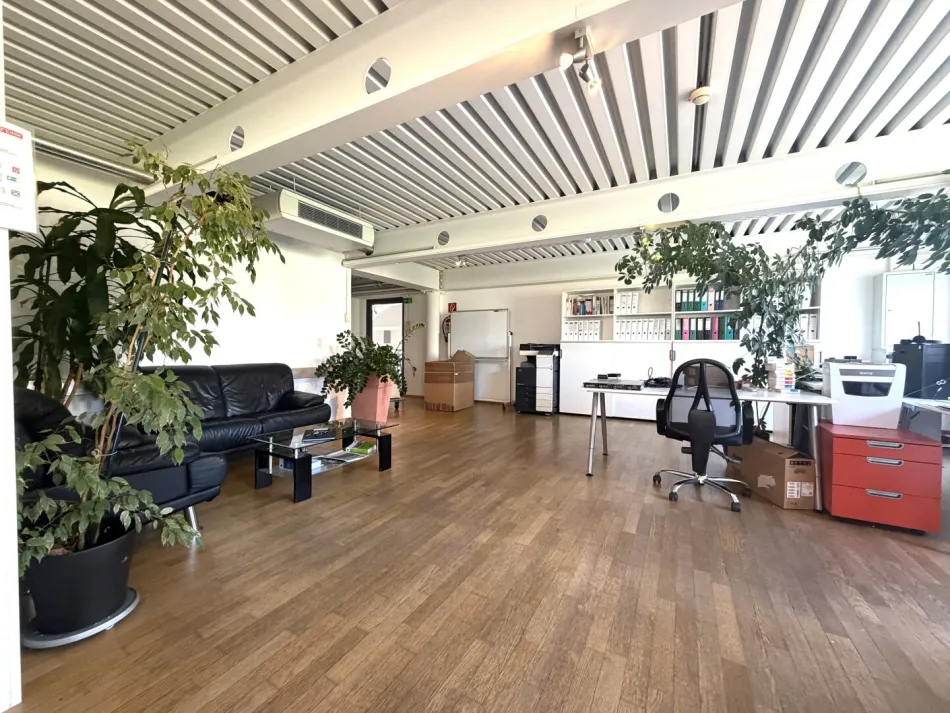 Helle-Klimatisierte Bürofläche mit Fernblick in Rankweil - Parkplatz inklusive - Bild