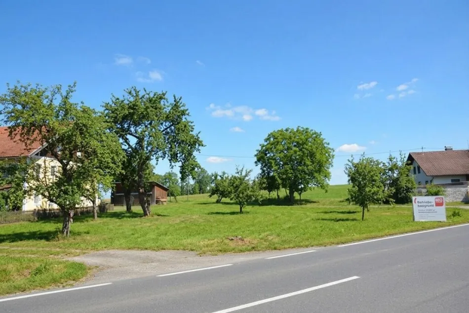Betriebsbaugrund werbewirksam gelegen - inklusive Bestandsgebäude (Büro/Lager/Betriebswohnung) - Titelbild
