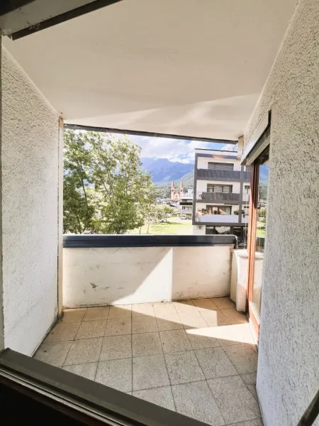 Überdachter, kleiner Balkon