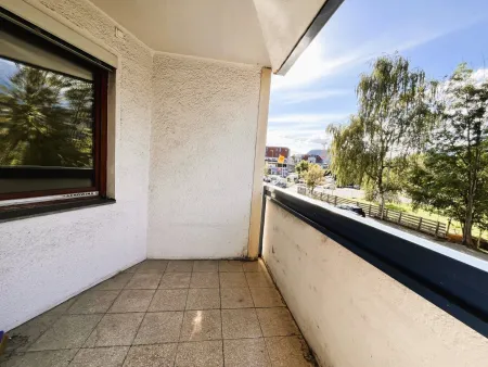 Überdachter, kleiner Balkon