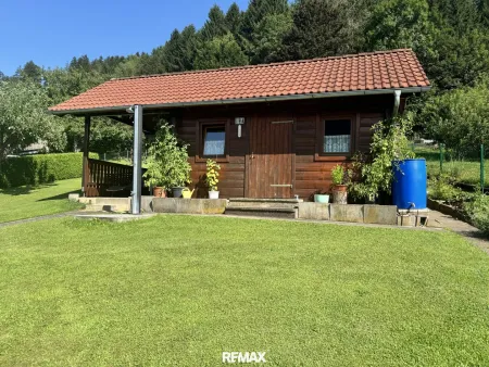 Gartenhütte mit überdachtem Sitzbereich