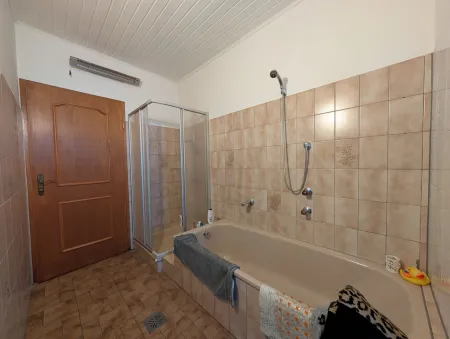 Badezimmer mit Wanne und Dusche