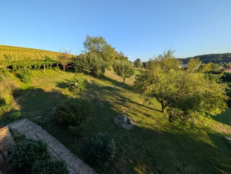 Dachgeschoss: Aussicht von Balkon in Garten