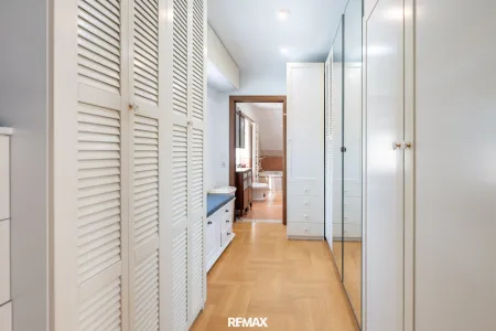 begehbarer Schrank - Durchgang zum privaten Badezimmer