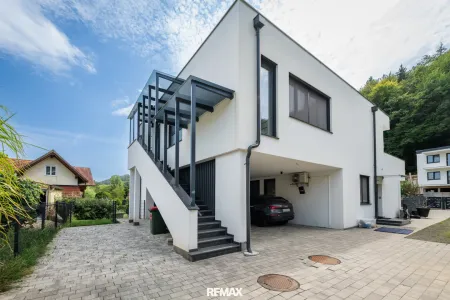 Außenparkplatz und Carport