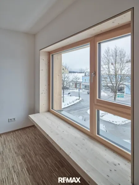 Großzügige Fensterlaibungen in Holz