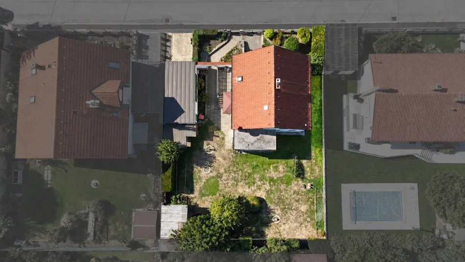 Einfamilienhaus mit Werkstatt, zwei Garagen und großem Garten — direkt an der Wiener Stadtgrenze. Pachtgrund. - Bild