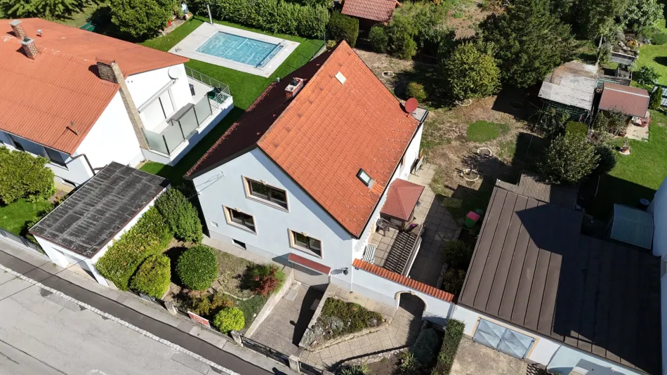 Einfamilienhaus mit Werkstatt, zwei Garagen und großem Garten — direkt an der Wiener Stadtgrenze. Pachtgrund. - Titelbild