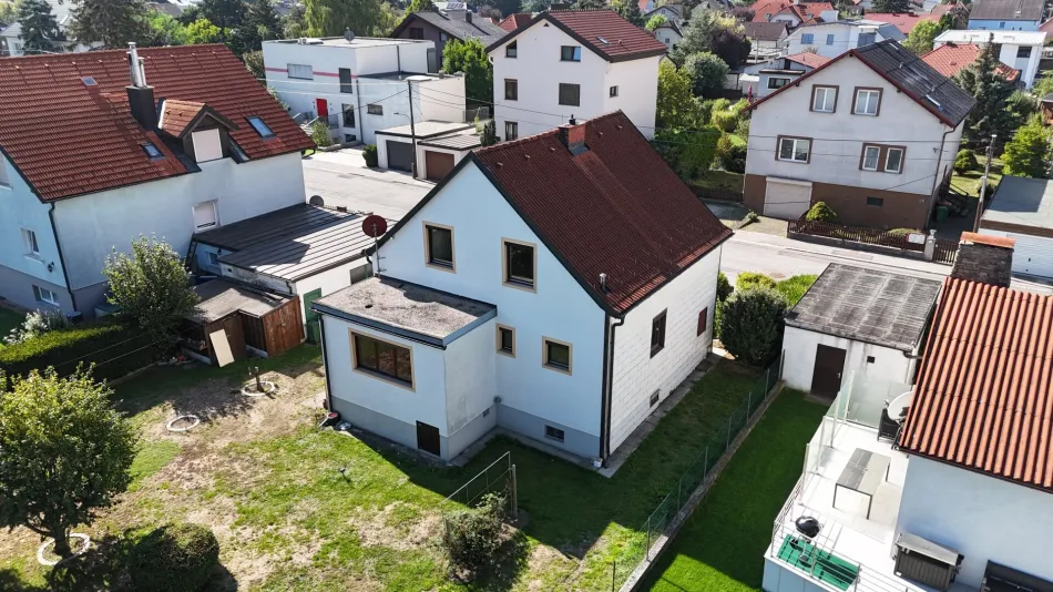 Einfamilienhaus mit Werkstatt, zwei Garagen und großem Garten — direkt an der Wiener Stadtgrenze. Pachtgrund. - Bild