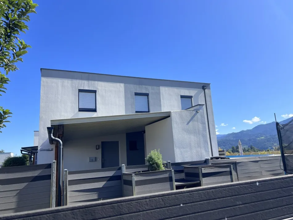 modernes Wohnhaus mit sonnigem Garten und herrlichem Blick auf die Berge - Titelbild