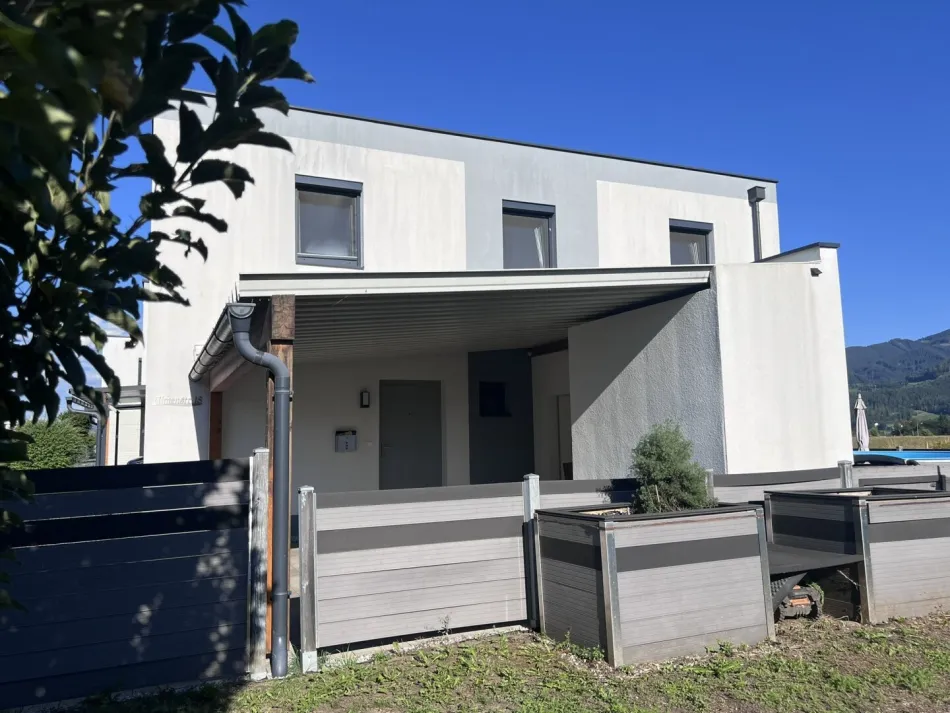 modernes Wohnhaus mit sonnigem Garten und herrlichem Blick auf die Berge - Bild