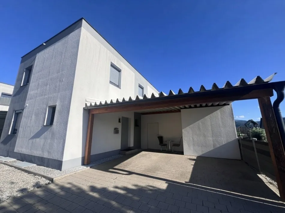 modernes Wohnhaus mit sonnigem Garten und herrlichem Blick auf die Berge - Bild