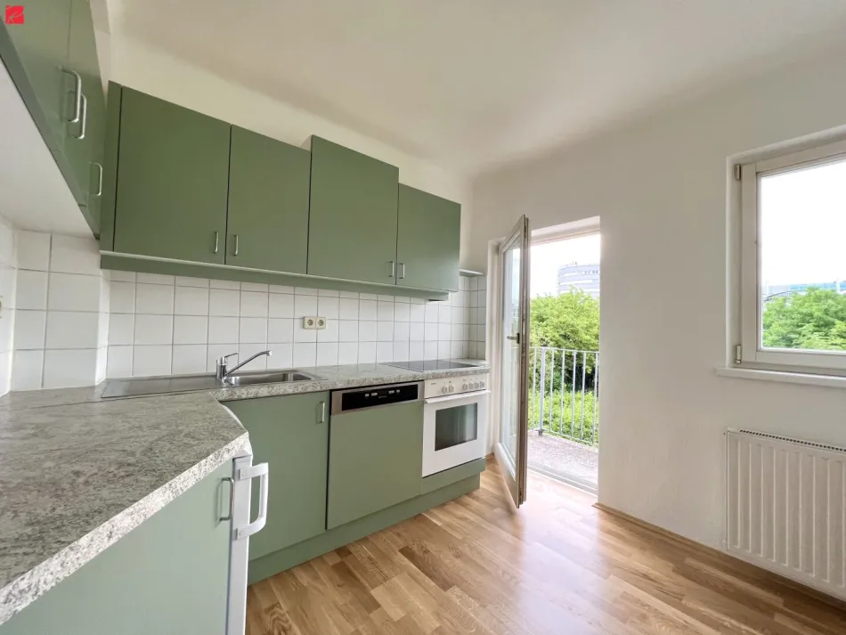 Helles Altbau-Juwel mit Charakter: 2 Zimmer mit Balkon! - Titelbild