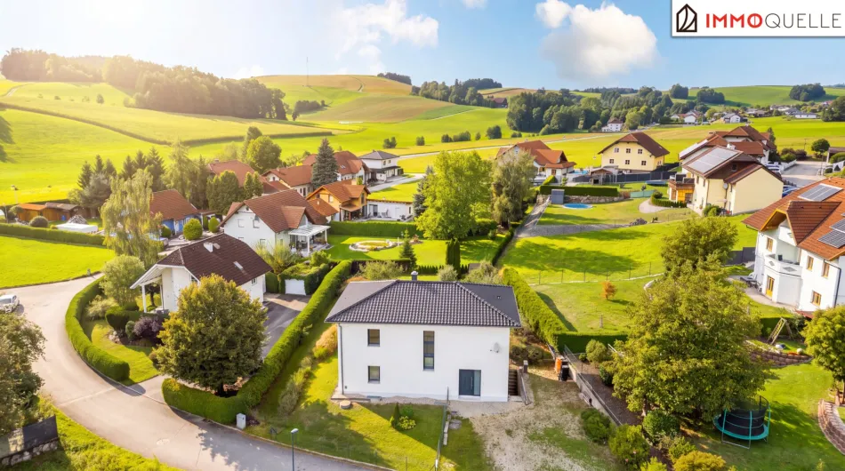 Zuhause mit Raum zum Entfalten - Großzügiges Einfamilienhaus mit weitläufigem Garten, Westterrasse und vielseitigem Vollkeller in Enzenkirchen - Titelbild