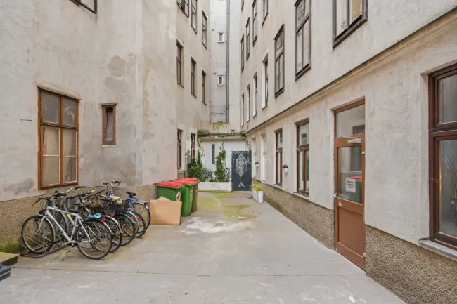 Zwei Häuser, ein Ensemble | Altbau mit Lift und Innenhöfen im Fünfzehnten
