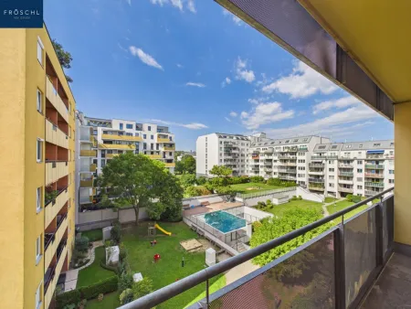 Blick von der Loggia zur Gartenanlage