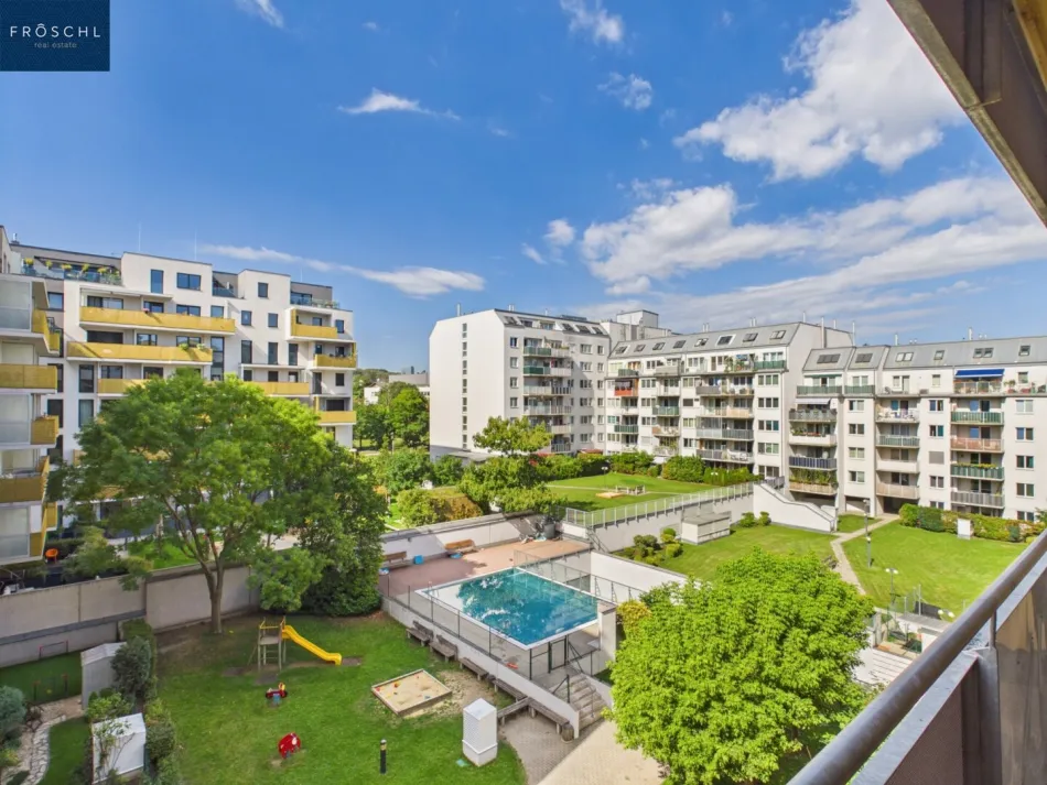 Blick auf die Gartenanlage und Swimmingpool - Pic 1