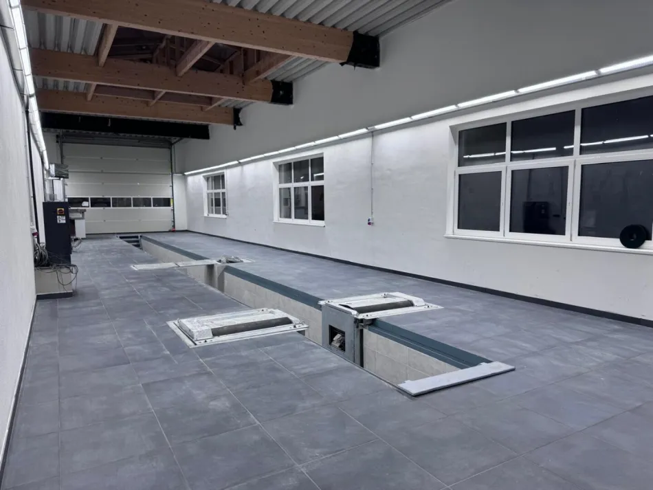 LKW Prüfhalle §57a PROVISIONSFREI!! NEU EINGERICHTET!! mit 2 gut beleuchteten Dachkuppeln und Sektionaltor 27m lang ab März 2025 zu vermieten - Titelbild