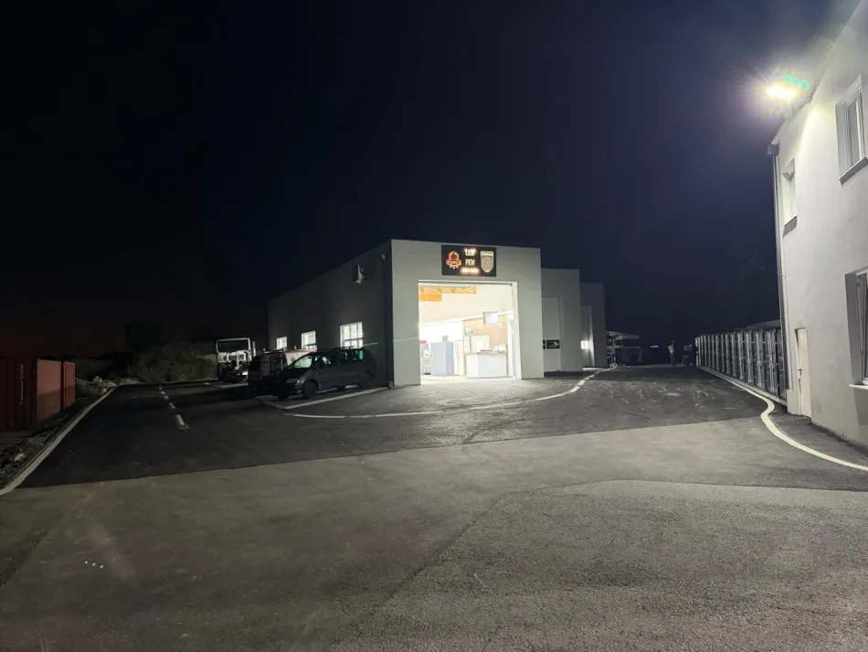 LKW Prüfhalle §57a PROVISIONSFREI!! NEU EINGERICHTET!! mit 2 gut beleuchteten Dachkuppeln und Sektionaltor 27m lang ab März 2025 zu vermieten - Bild