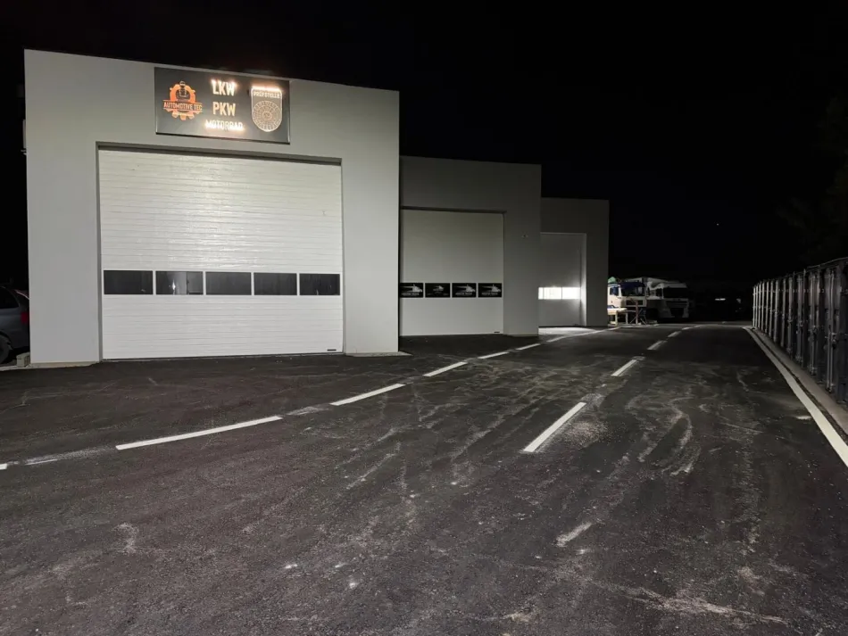 LKW Prüfhalle §57a PROVISIONSFREI!! NEU EINGERICHTET!! mit 2 gut beleuchteten Dachkuppeln und Sektionaltor 27m lang ab März 2025 zu vermieten - Bild
