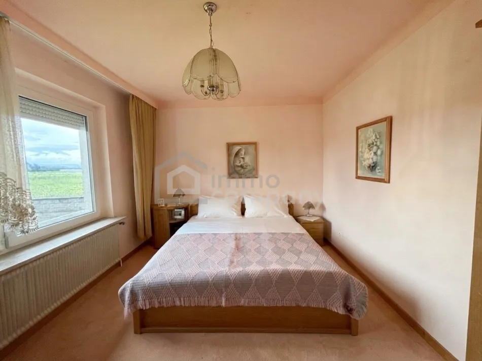 Großzügiges Mehrfamilienhaus mit Garten, Terrasse & 3 Garagen in Marchegg um 620.000€ - Titelbild