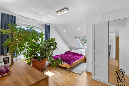 Dachgeschoss: Schlafzimmer mit Dachflächenfenster