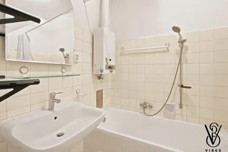1. Stock: Bad mit Wanne