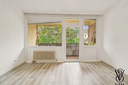 1. Stock: Schlafzimmer mit Glaswand zur Loggia