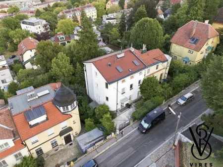 Straßenseite mit Vorplatz