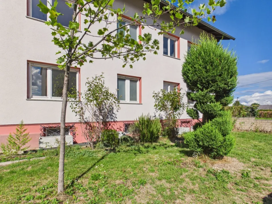 Zweifamilienhaus mit Garten und Doppelgarage, vollunterkellert – über 350m² Gesamtfläche! - Titelbild