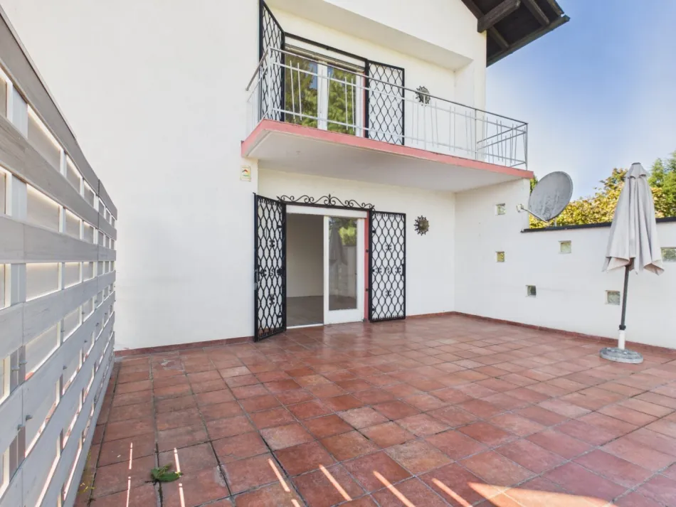 Zweifamilienhaus mit Garten und Doppelgarage, vollunterkellert – über 350m² Gesamtfläche! - Bild