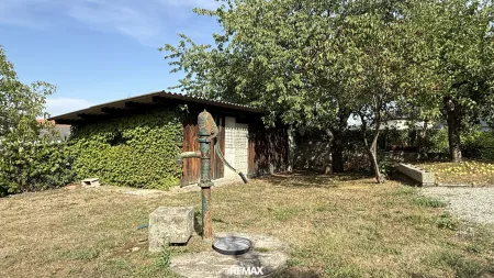 Nutzwasserbrunnen und Gartenhaus