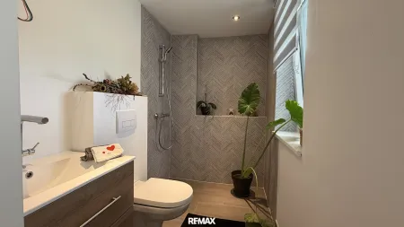 kleines Badezimmer mit Dusche und WC