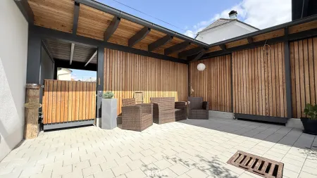 Eingangsbereich vom Carport mit Terrassenplatz