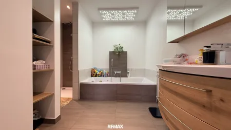 Badezimmer mit Badewanne und Dusche