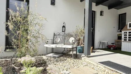 überdachte Morgenterrasse