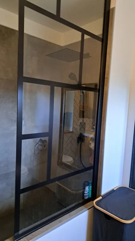 modern, gestaltete Dusche