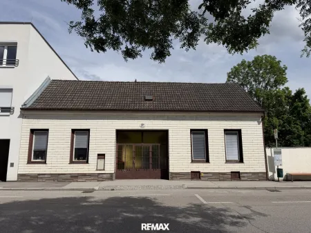 Liegenschaft straßenseitig