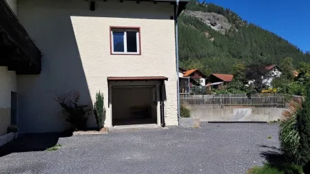 Parkplatz und Garage direkt unter der Immobilie