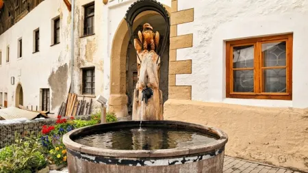 Brunnen direkt gegenüber im Dorfkern von Pfunds
