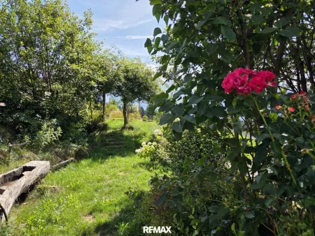 Garten mit Brunnenwasser