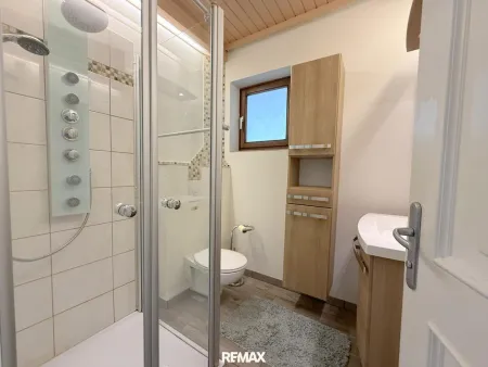 Bad mit Dusche und WC