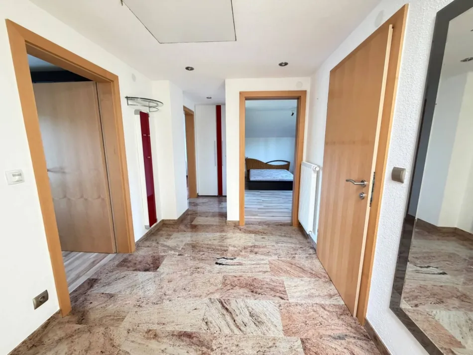 Einzugsbereites Einfamilienhaus auf großzügigem 1.817 m² Grundstück mit herrlicher Aussicht und Blick auf die Berge! - Bild