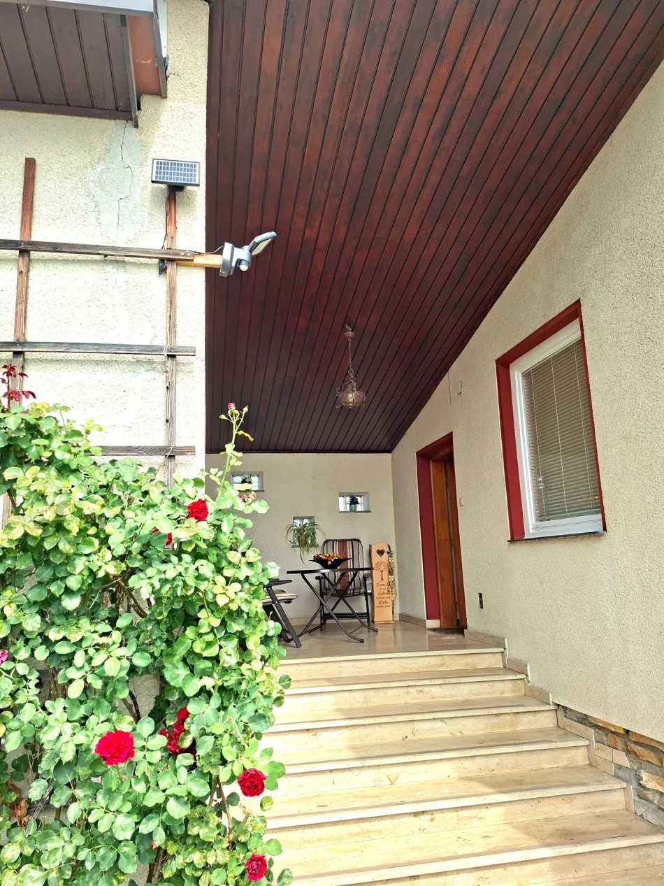 Straßenansicht vom Haus